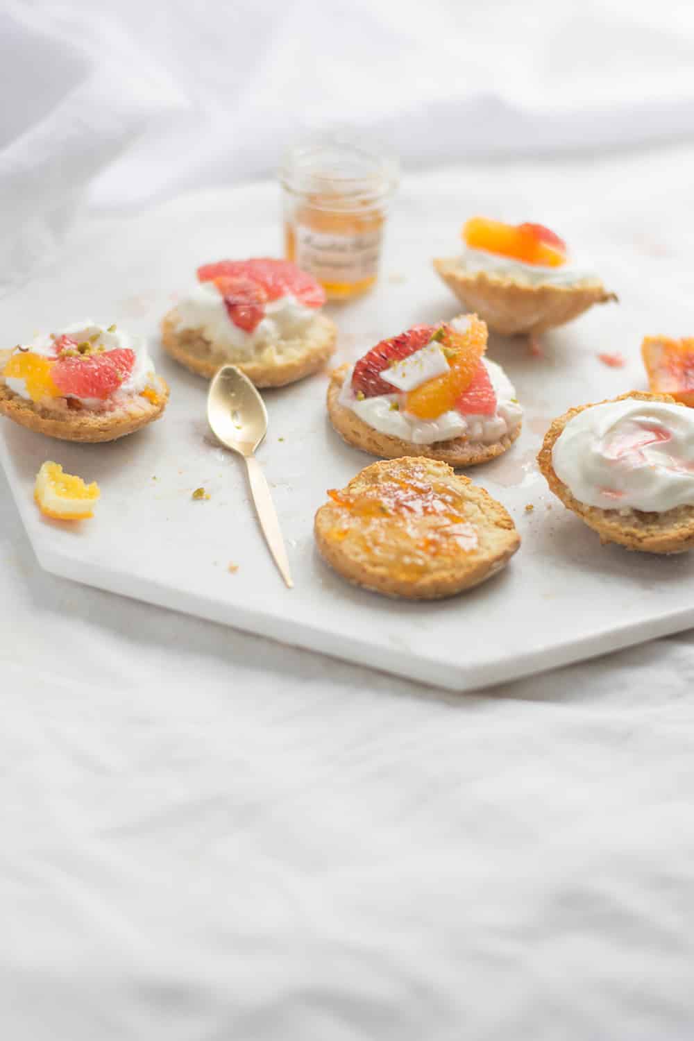 Scones au lait d'amande, chantilly de coco et agrumes