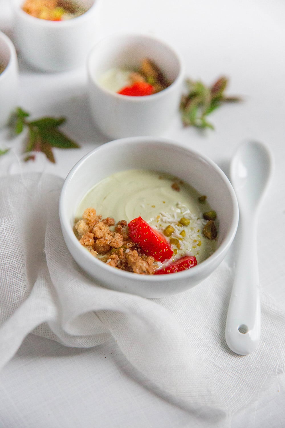 Yaourt coco matcha, fraises et crumble fleur d'oranger