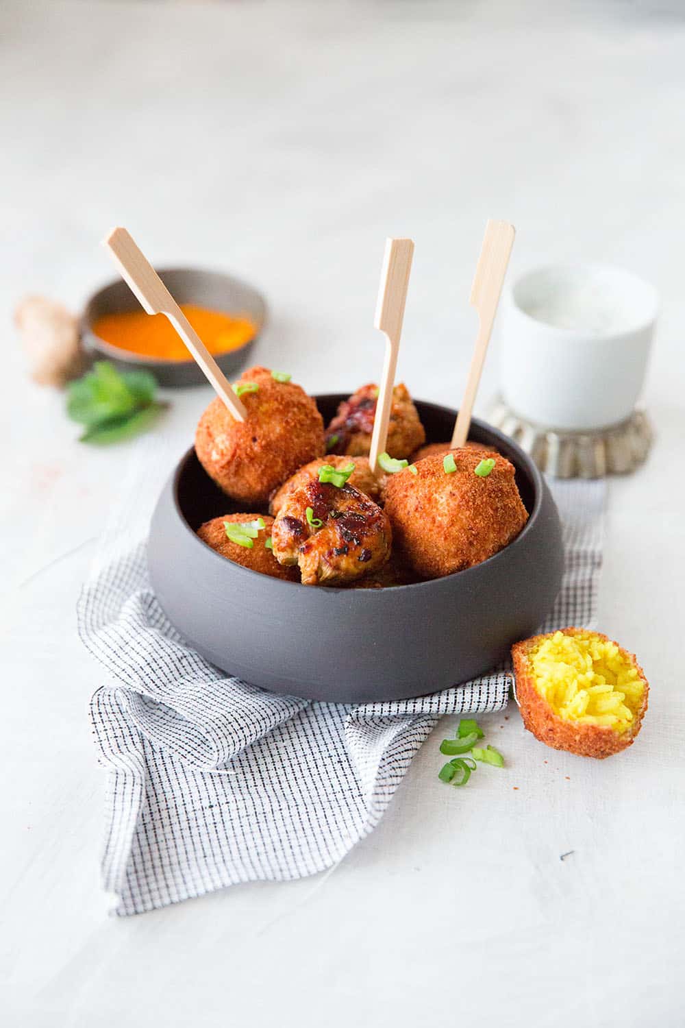 Boulettes de riz au curcuma & lait de coco et de poulet à la thaï