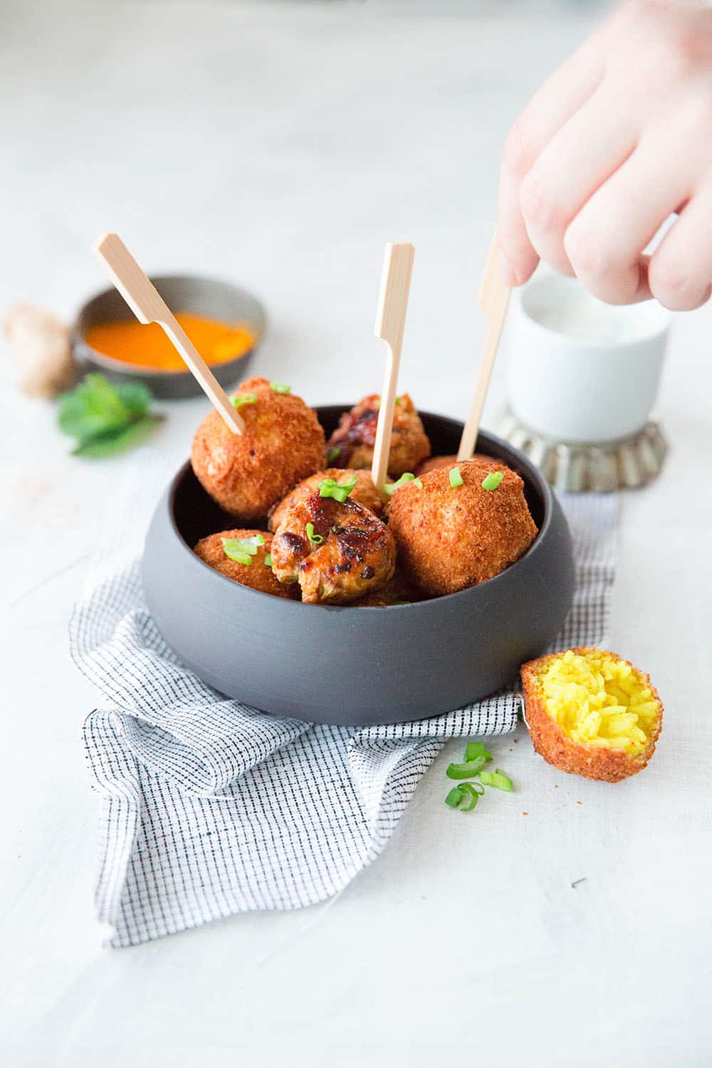 Boulettes de riz au curcuma & lait de coco et de poulet à la thaï