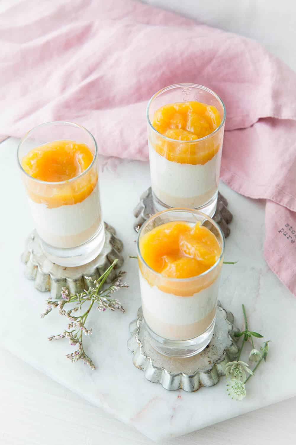 Pana cotta au ait de coco, gelée de litchi et compotée de mangue